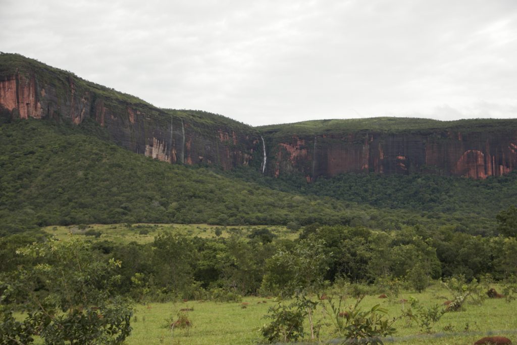 Fotografia da paisagem de chapada na Serra do Roncador, no estado do Mato Grosso. Fonte: Casa Roncador